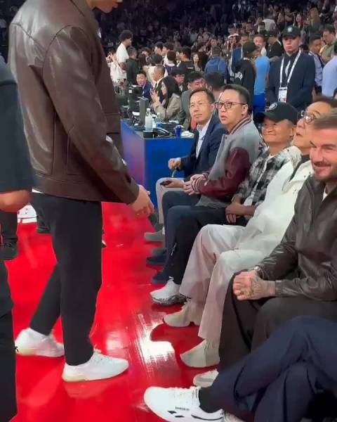 马云成龙贝克汉姆并排观赛林书豪合影站中间