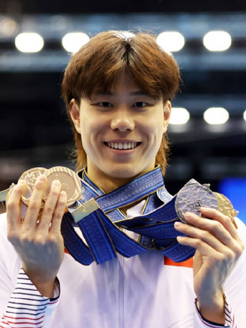 覃海洋在网球场上挑战张之臻！网友：“蛙王”一上岸，确实不习惯