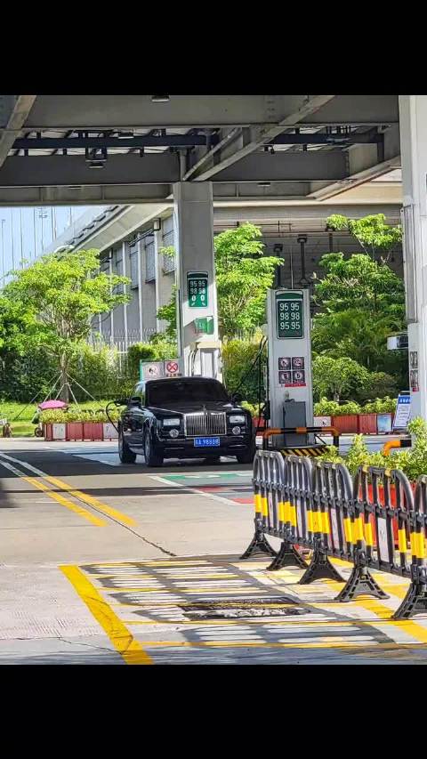 许老板曾经有多辆劳斯莱斯幻影