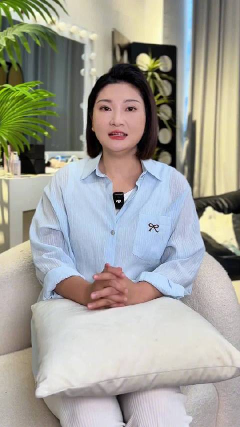 王暖暖鞠躬致谢 ！