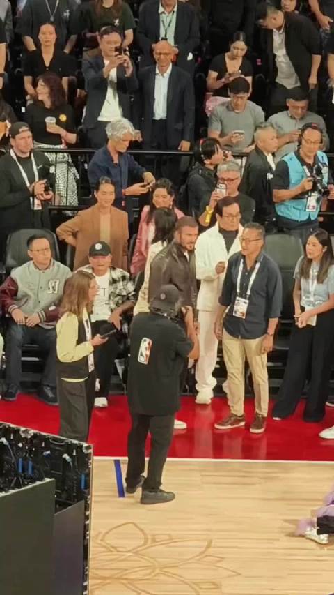 马云成龙贝克汉姆并排观赛NBA中国赛