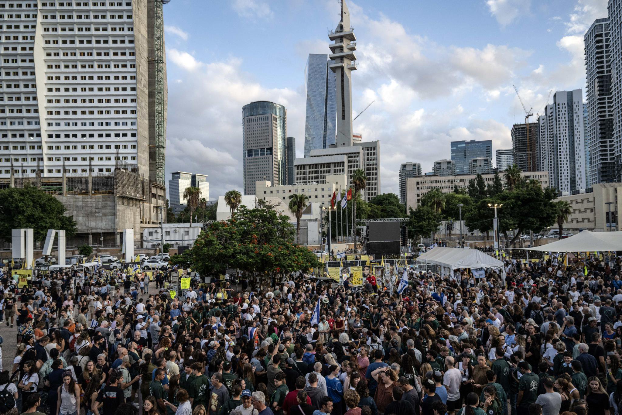 當地時間2025年10月9日，以色列特拉維夫，大批民眾聚集在人質廣場慶祝即將生效的加沙停火協議。圖/IC photo