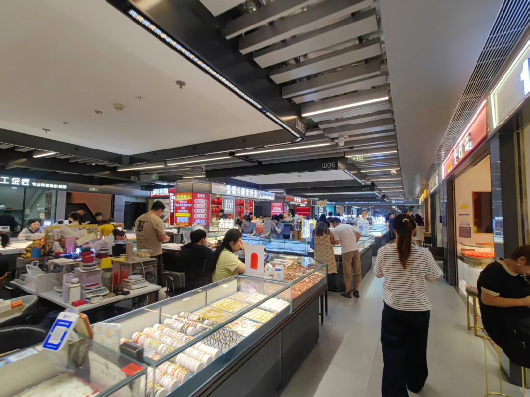 (深圳水贝市场,专门出售低克重金饰的柜台。吴家明/摄)