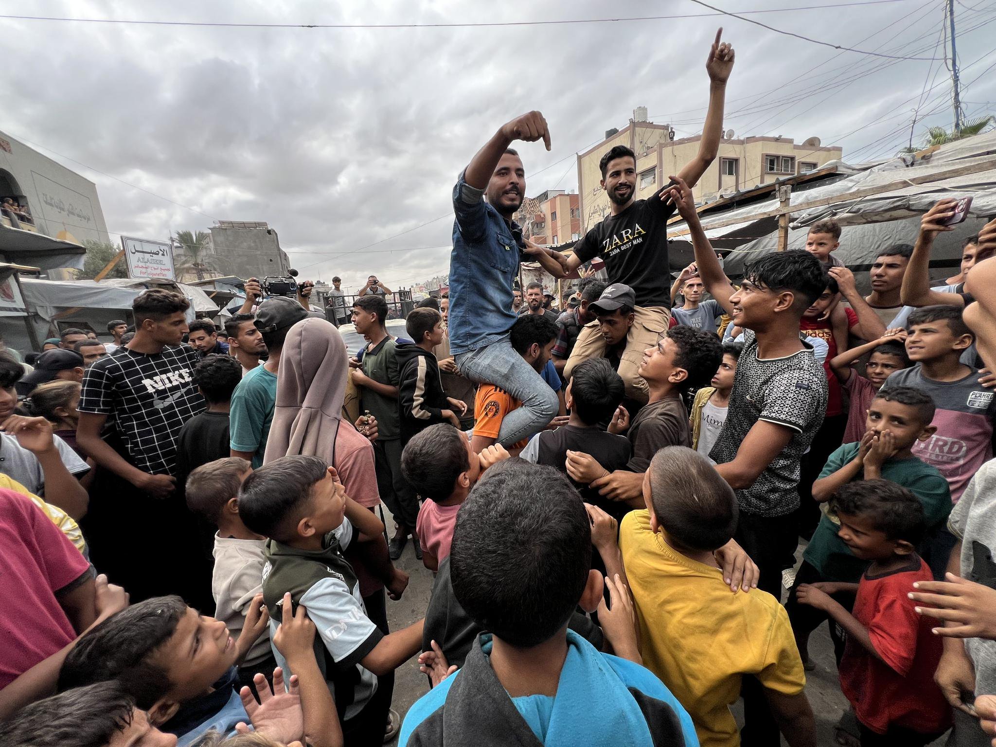當地時間2025年10月9日，加沙地帶汗尤尼斯，巴勒史丹民眾聚集慶祝第一階段加沙停火協議生效。圖/IC photo