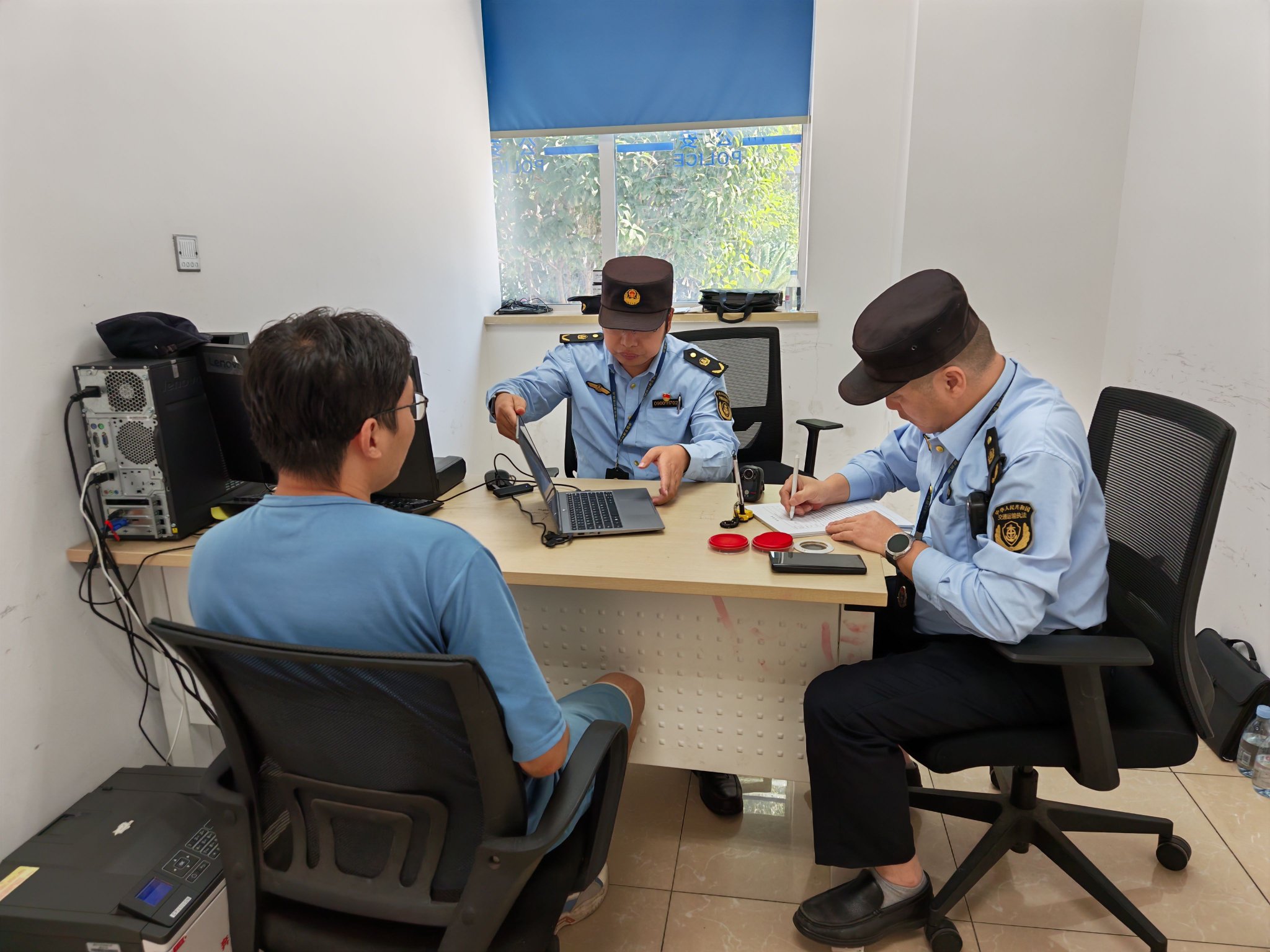 交通執法部門對不符合資質的網約車駕駛員進行處罰。警方供圖