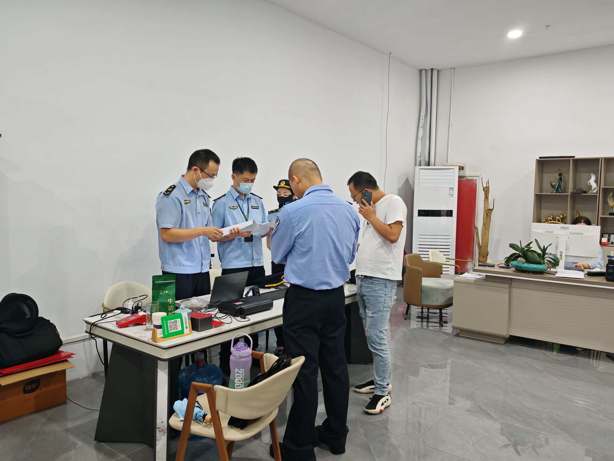 上海警方聯合交通執法部門對車輛租賃公司進行集中清查。警方供圖