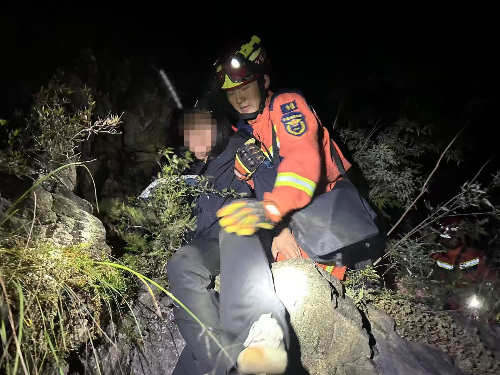 消防員幫助被困人員轉移。順義消防供圖