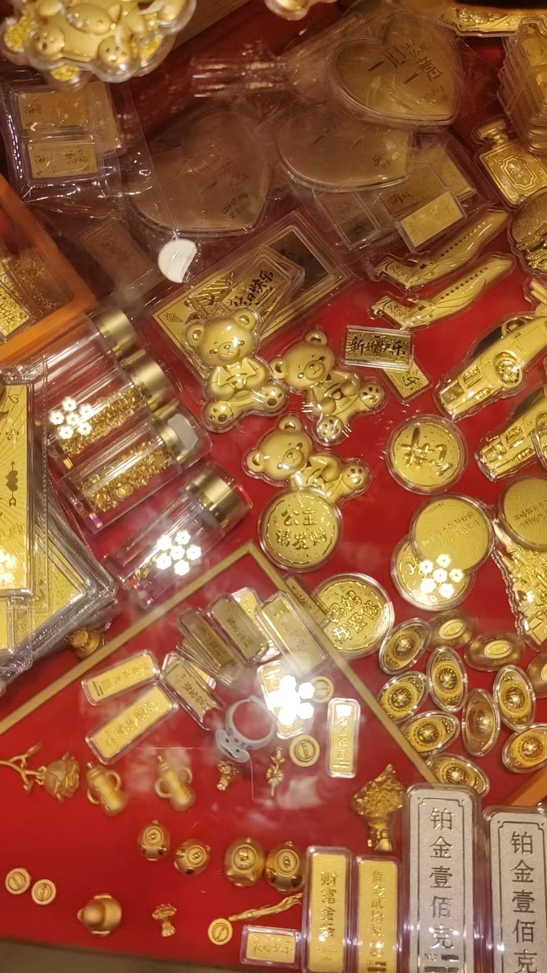 (低克重金饰。吴家明/摄)