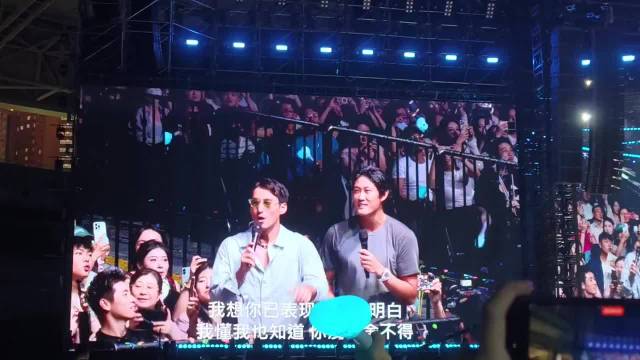 张之臻布云朝克特亮相周杰伦演唱会合唱《安静》