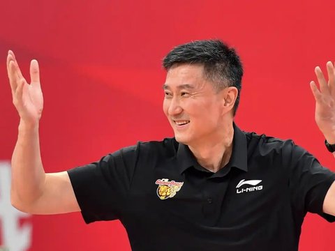 杜锋热身赛又犯迷糊！矮个搭配老寒腿无防守，该出去进修一下了！