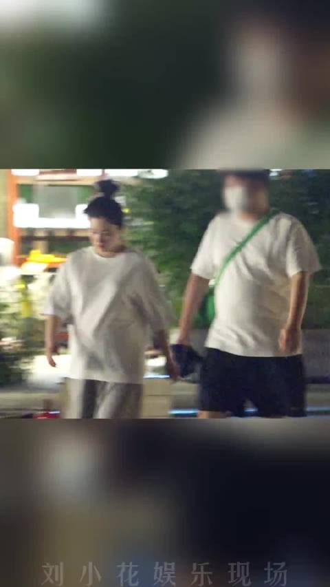 阚清子孕晚期与老公散步，5月官宣怀孕