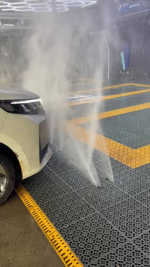 全自动洗车，车不动的那种，这种一次收多少钱合适？