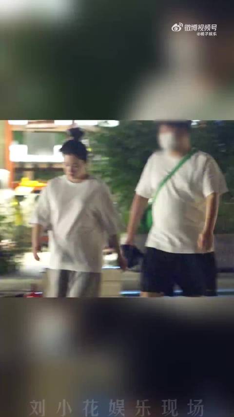 阚清子被拍到孕晚期和老公出门散步，走起来脚步轻盈，上车也很灵活