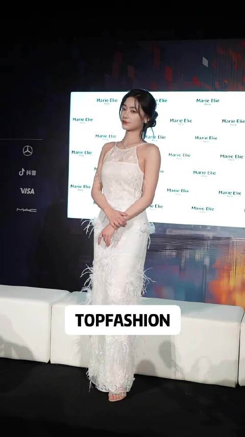 着仙仙礼服裙亮相上海时装周