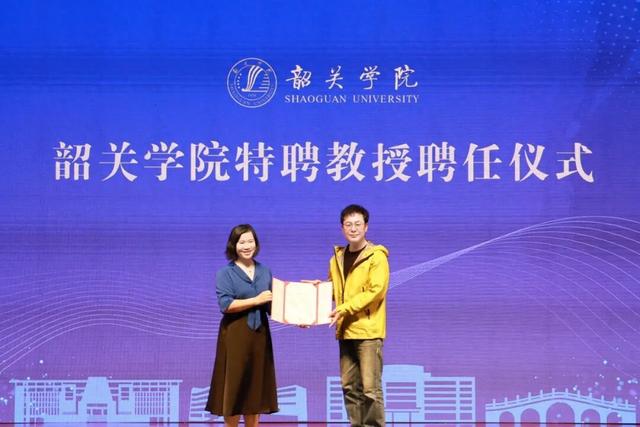 图 | 张晓红为张颂文颁发特聘教授聘书