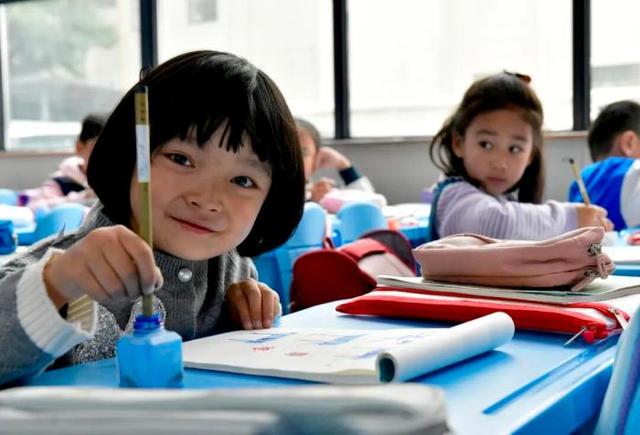2024年8月20日,拉萨市第一小学一年级八班迎来藏语文课。图为学生丹增贡吉在书写藏文。中新社记者 李林 摄