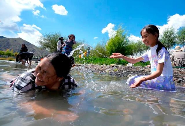 2025年9月13日,民众在拉萨河边享受沐浴节时光。沐浴节,藏语称为“嘎玛日吉”。中新社记者 李林 摄