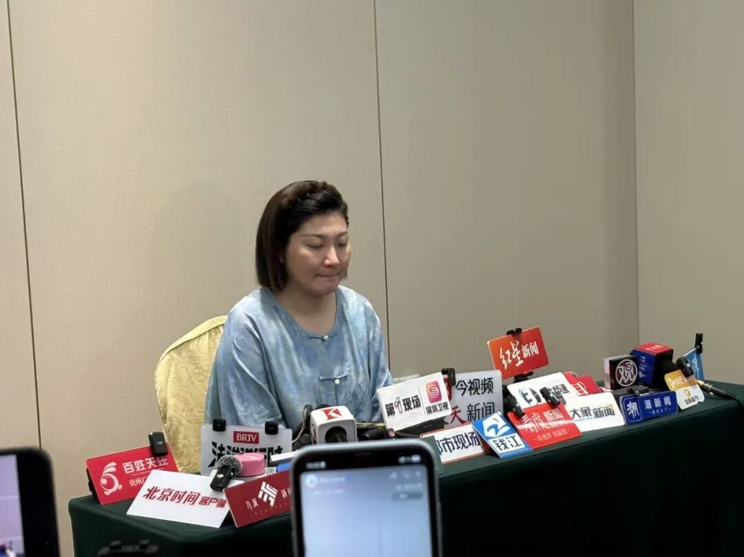 ▲9月25日，在离婚案开庭前一天，王暖暖接受采访。新京报记者 李照 摄