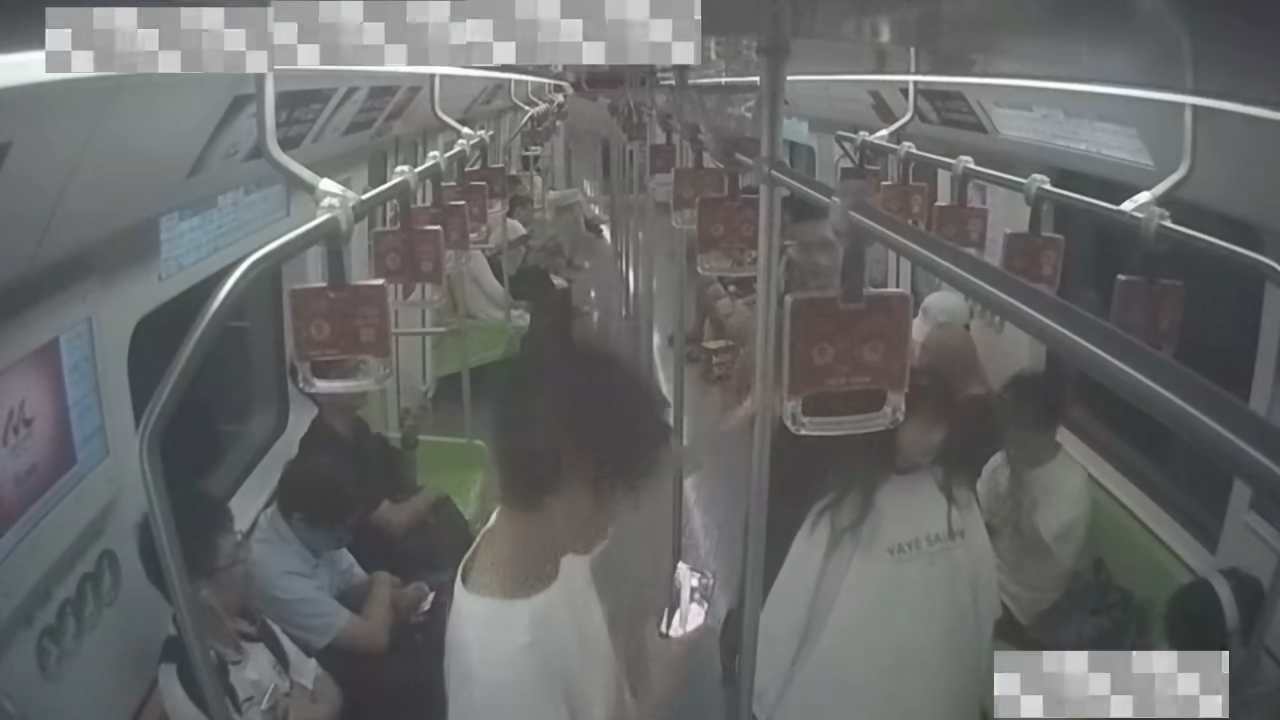 違法人員在車廂內剪髮擺拍公共影片畫面。上海軌交警方供圖