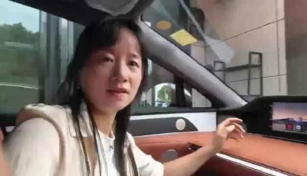 同事体验了一下我的享界S9T，在副驾驶发现一个很好用的功能，你们猜是啥？