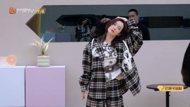 李晟机智回应张晋调侃，高情商化解年龄话题