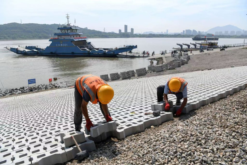 长江铜陵河段综合治理工程为国家150项重大水利工程之一，在已建护岸工程的基础上对险工险段进行防护治理。  过仕宁 图