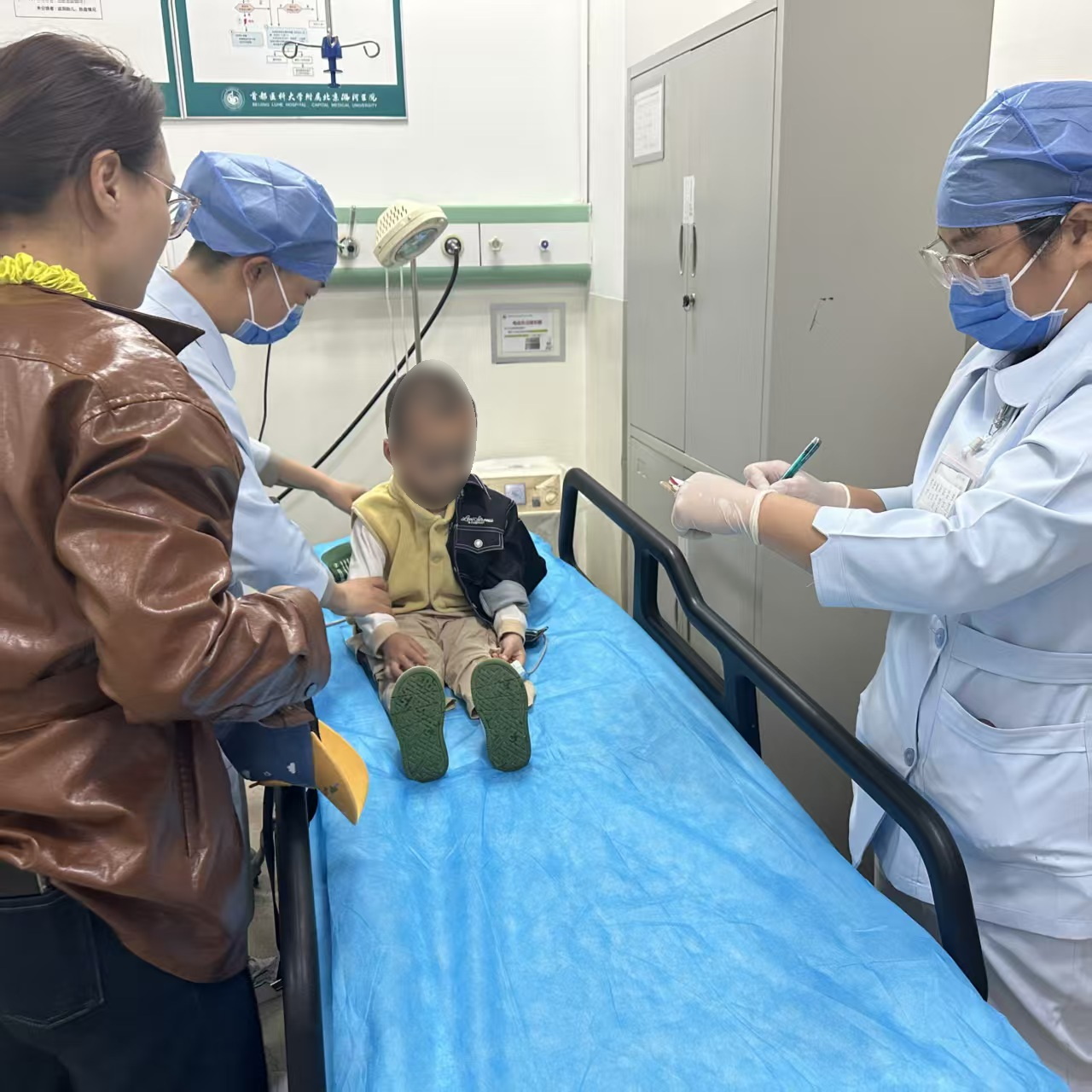 警車開道引領下，男孩被及時送往醫院。通州公安供圖