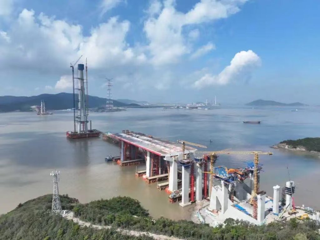 建设中的西堠门公铁两用大桥。张高峰 图
