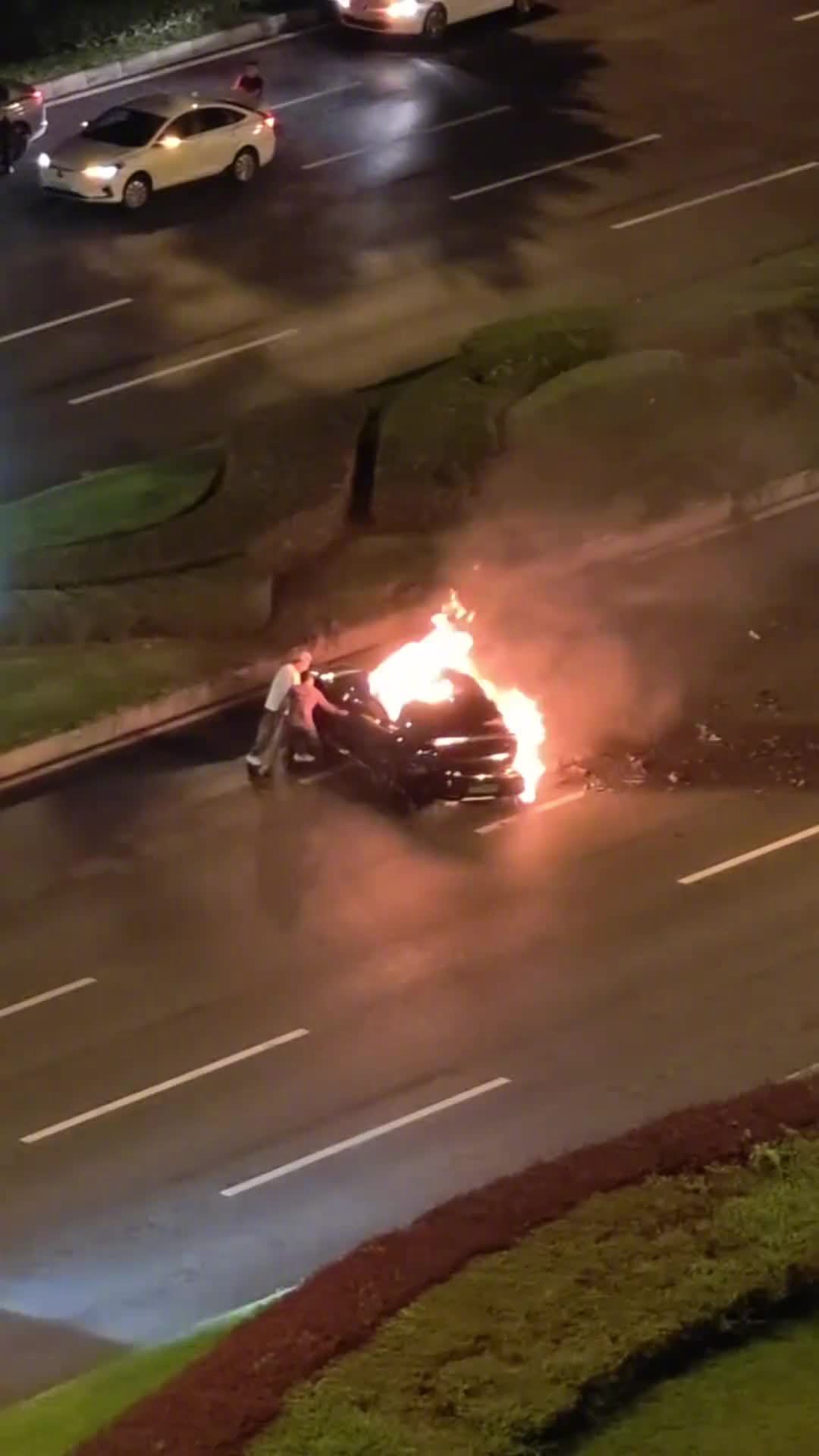 小米客服回应SU7碰撞后车门无法拉开：碰撞收信号会解锁