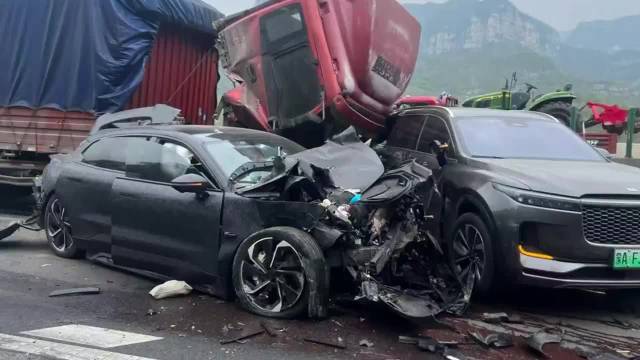 极氪001，高速上高速和大货车、理想相撞，面目全非，没起火，车门能打开！