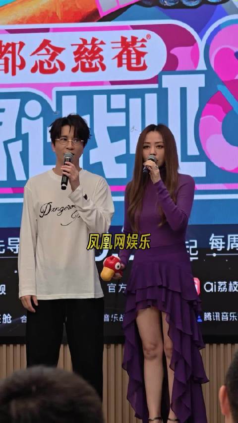 今日，@张靓颖 现身和@薛之谦 用道具话筒清唱《霸王别姬》，简直是太好听啦！