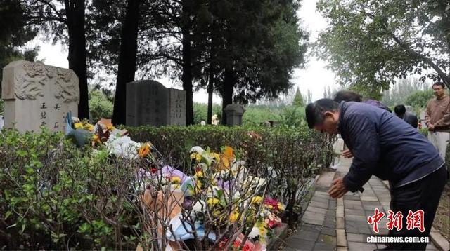 10月12日，北京市福田公墓内的吴石将军墓，前来祭奠的市民在墓前献花、鞠躬。李百加 摄