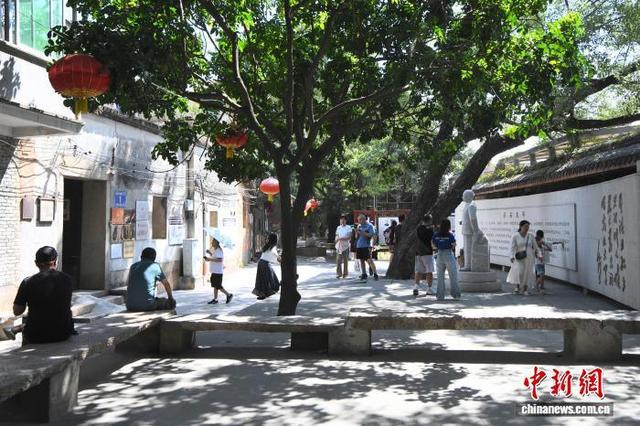 10月12日，市民和游客参观吴石故居。中新社记者 王东明 摄