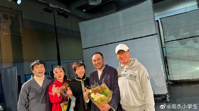 周杰在微博上透露自己去美国找贾一平过春节