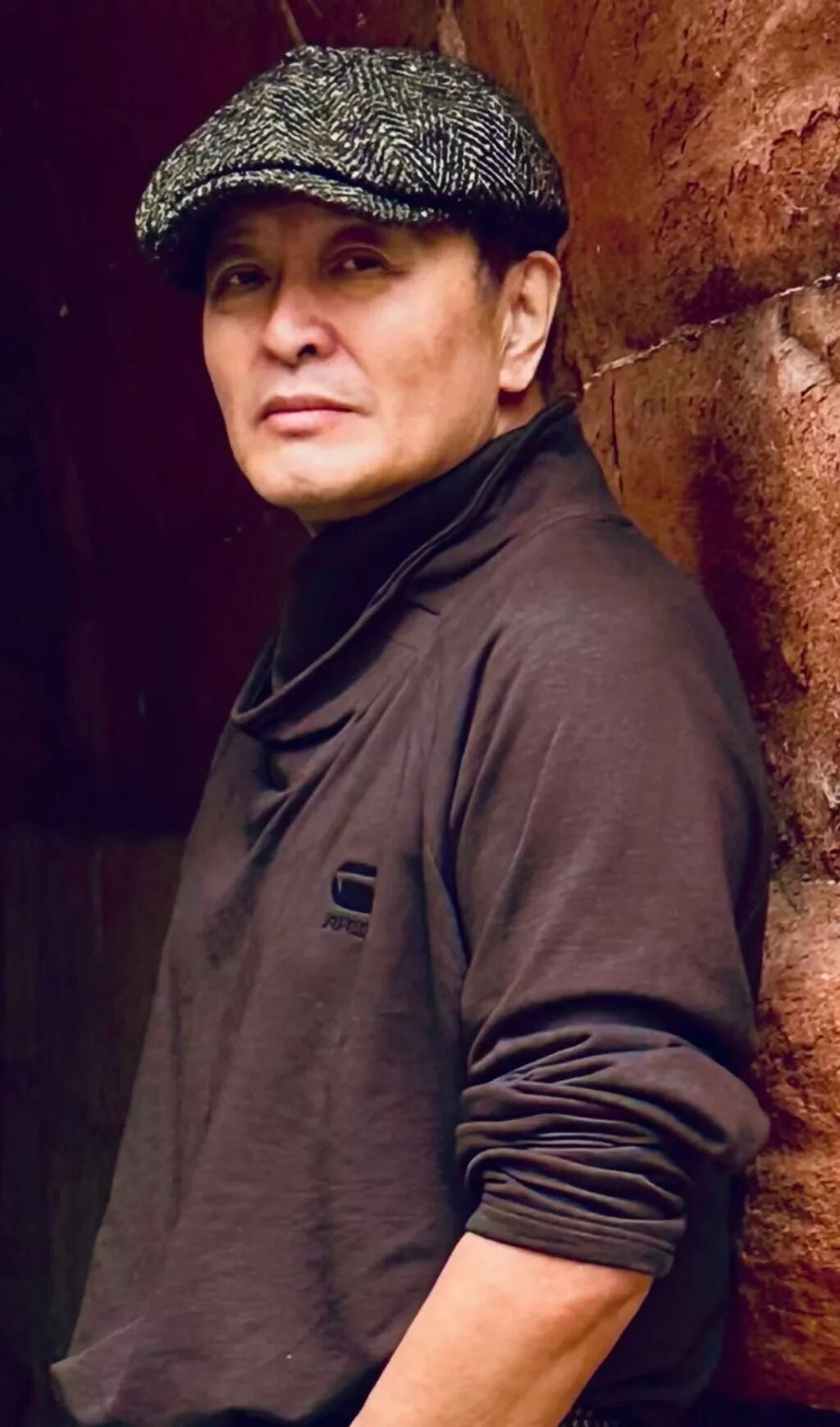 1956年出生于黑龙江的杨亚洲，毕业于中央戏剧学院表演班。