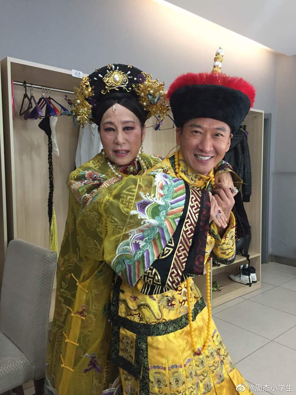 周杰和奚美娟在后台