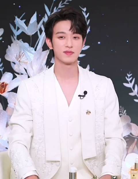 李沛恩直播状态好好啊， 白色西装完全就是白马王子