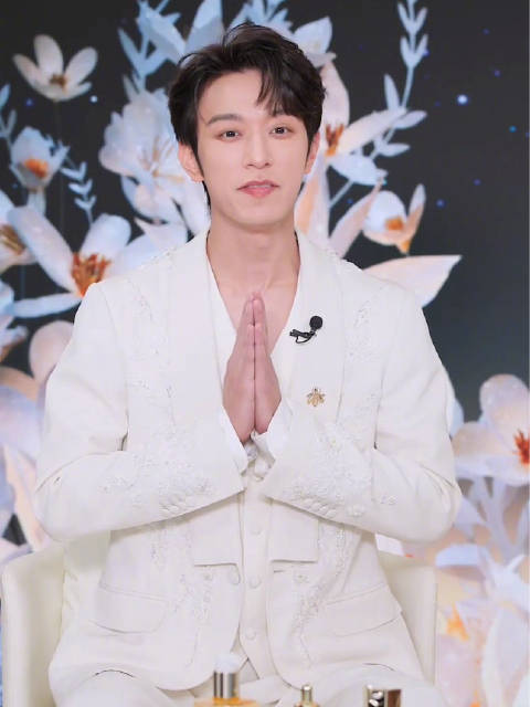 李沛恩娇兰直播60分钟库存售罄，演绎挑战金丝眼镜造型