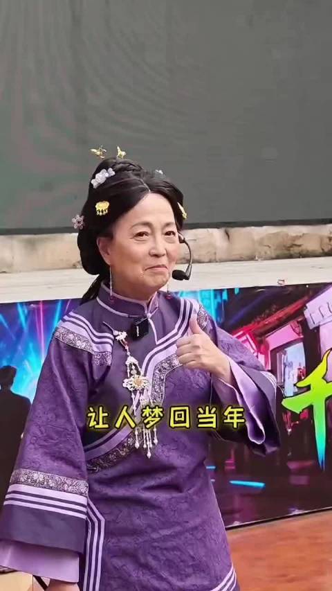 知名女演员在景区打工