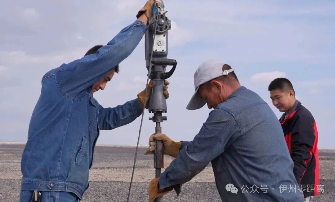 工人正在對航標採取保護措施。融媒體中心記者 郭子毅攝