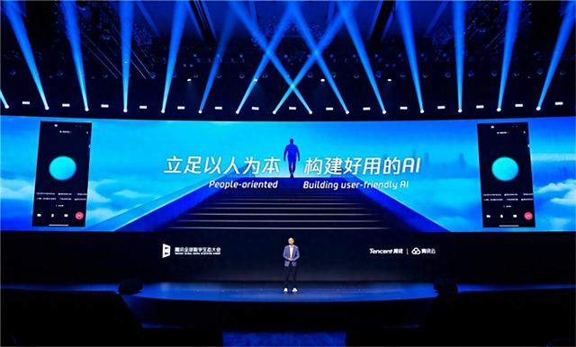 腾讯集团高级执行副总裁、云与智慧产业事业群CEO汤道生介绍“AI会员智能体”成果