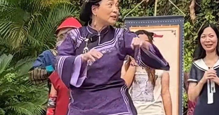 知名女演员被曝在景区打工，网友：和当年一样