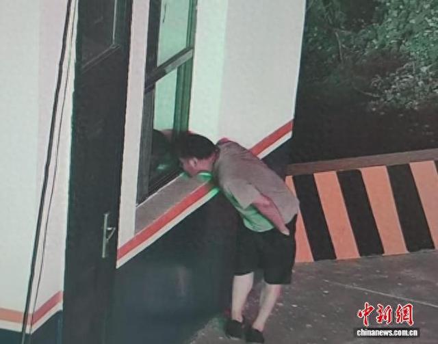 超限车辆成批驶入高速公路前,派人到收费站外广场“望风”。 视频监控截图