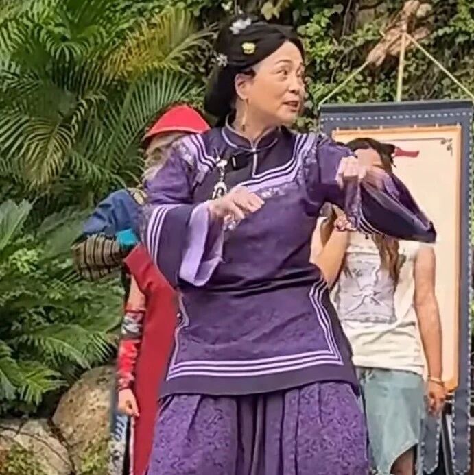 62岁知名女演员在景区打工，网友：真和当年一样