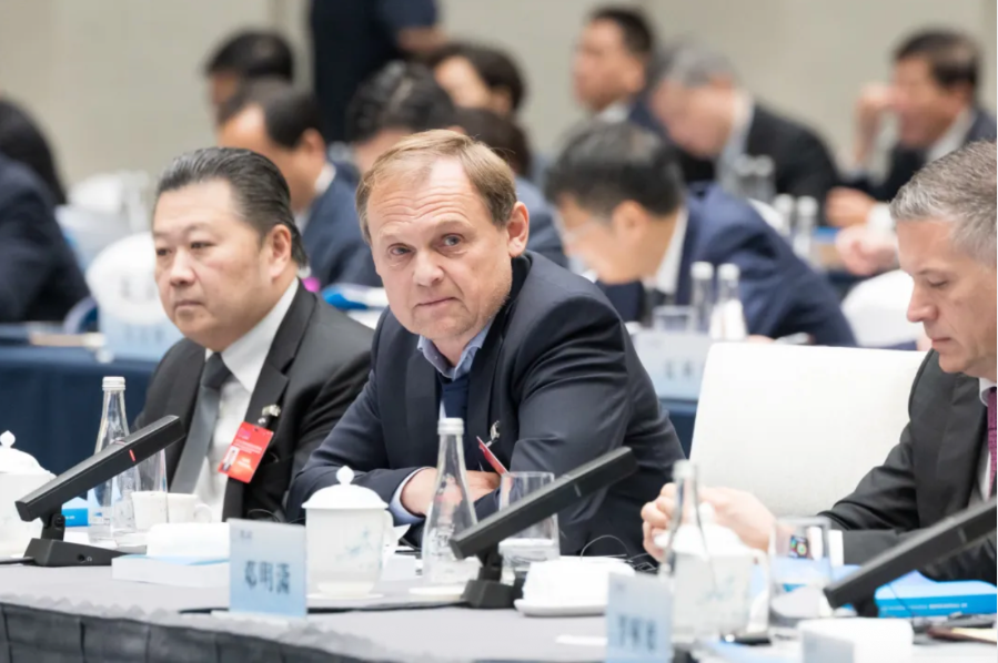 古尔登参加相关会议。图片来源:阿迪达斯