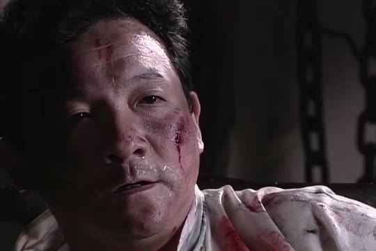 秋掌柜当着余则成的面咬掉了自己的舌头，这一刻就连吴站长都不得不肃然起敬