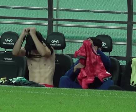 帮助李在城换衣服的孙兴慜，这表情哈哈哈哈哈哈