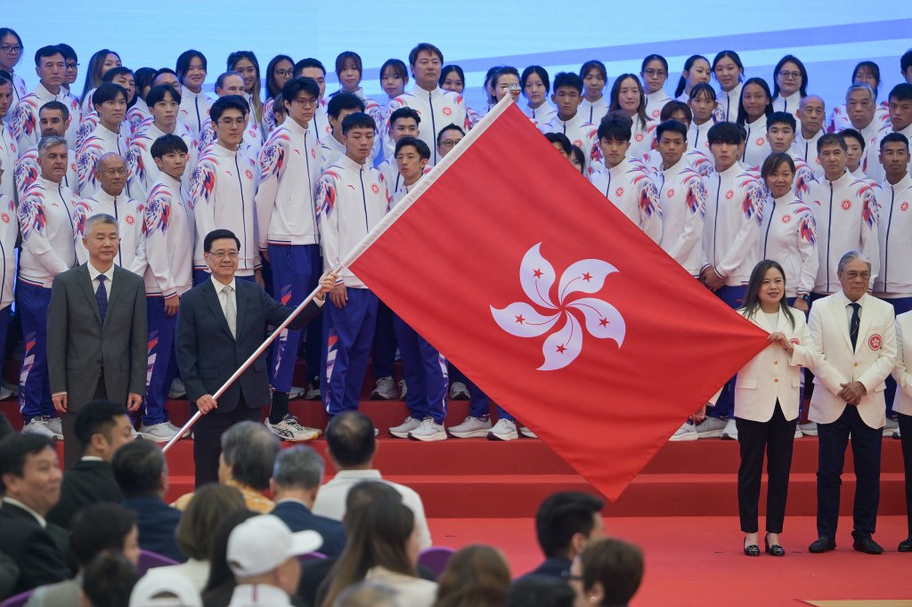 香港特别行政区代表团授旗仪式在香港九龙公园体育馆举行。