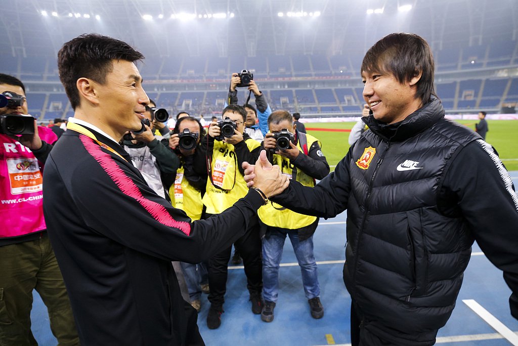 2019年10月18日,中超第26轮,天津天海Vs武汉卓尔。李玮峰与李铁赛前握手寒暄。视觉中国 图