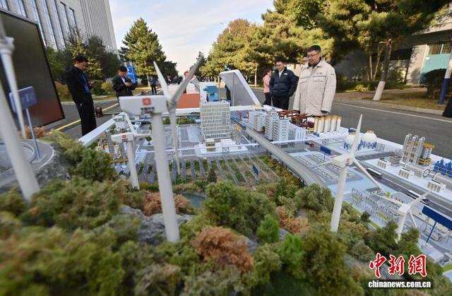 图为轨道交通装备、清洁能源装备与氢能产业链三链协同一体化沙盘吸引参观者的目光。中新社记者 张瑶 摄